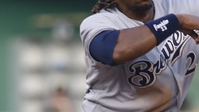 Rickie Weeks, de Milwaukee, salta ante la barrida de  Russell Martin al inicio de un doble play en el primer episodio del juego de ayer.