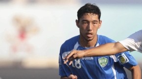 Giorgian De Arrascaeta (10), de Uruguay,  supera a  Sardor Sabirkhodjaev (izq.) y a Tohirjon Shamshitdinov  de Uzbekistán en el duelo de ayer.