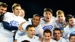 Los jugadores de Vélez Sarsfield celebran la conquista de  su único trofeo en este semestre en el futbol argentino.