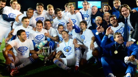 Los jugadores de Vélez Sarsfield celebran la conquista de su único trofeo en este semestre en el futbol argentino.