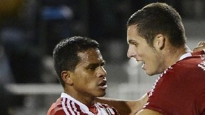 El panameño Blas Pérez (der.), autor del segundo gol de FC Dallas, se suma al festejo de sus compañeros, frente al Unión de Filadelfia.