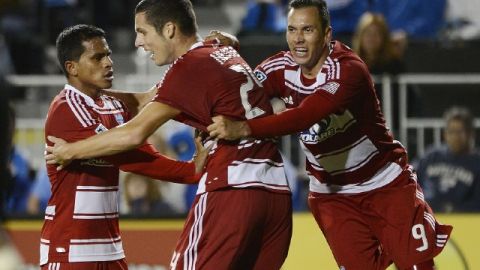 El panameño Blas Pérez (der.), autor del segundo gol de FC Dallas, se suma al festejo de sus compañeros, frente al Unión de Filadelfia.
