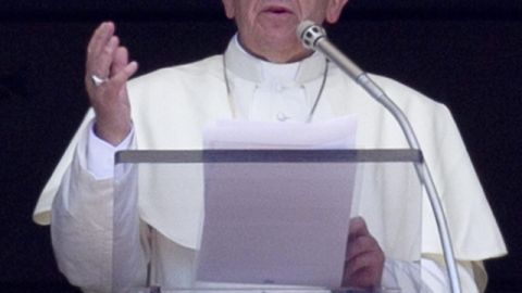 El papa Francisco dirige la oración del Angelus desde la ventana de su oficina en la Plaza de San Pedro, Ciudad del Vaticano, ayer.