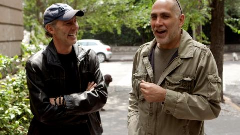 El director de cine mexicano Guillermo Arriaga (der.) y el productor Alex García en Ciudad de México.