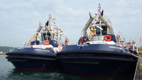 Dos remolcadores en el Canal de Panamá.