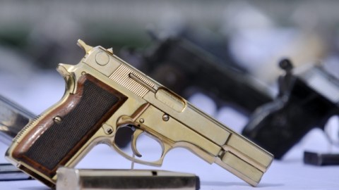 Encuestas muestran que nueve de cada 10 estadounidenses apoyan la revisión de antecedentes criminales para la compra de armas.