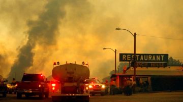 Bomberos monitorean un restaurante en medio del incendio Yarnell en el poblado del mismo nombre en el centro de Arizona.