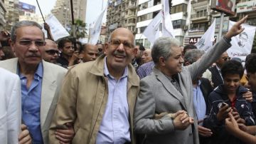 El premio Nobel de la Paz Mohamed el Baradei (2º. izq.) y el excandidato presidencial Hamdin Sabahi (3º. izq.) participan en una manifestación organizada por la oposición contra Morsi.