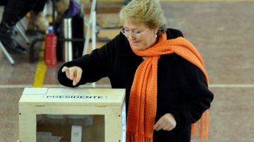 La ex presidenta y actual candidata a ese cargo en Chile, Michele Bachelet, votaba ayer en la capital, Santia- go. Con un lento comienzo y temperaturas bajo cero dieron inicio unas inéditas elecciones primarias.