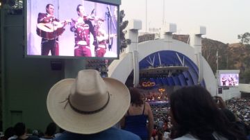 Un par de espectadores contemplan el Festival Mariachi USA celebrado el sábado en el Hollywood Bowl.