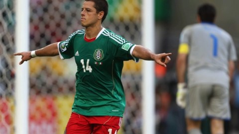 Javier Hernández celebrando tras marcar el primer gol ante Italia, en el partido de la Copa de las Confederaciones FIFA 2013, disputado el 16 de junio en Río de Janeiro, Brasil.