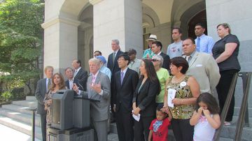 El asambleísta demócrata de Sacramento, Roger Dickinson celebra junto con un grupo de líderes latinos y miembros de la comunidad que el número de latinos está a la par con los blancos no latinos en cuanto a población en California.