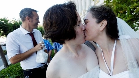 Cynthia Wides y Elizabeth Carey se casaron en el Ayuntamiento de San Francisco el 29 de junio de 2013.