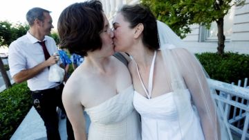 Cynthia Wides y Elizabeth Carey se casaron en el Ayuntamiento de San Francisco el 29 de junio de 2013.