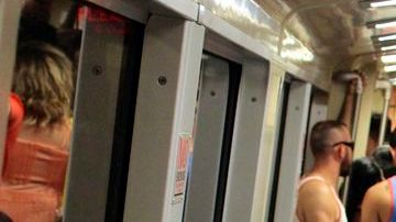 Pasajeros del BART el domingo 30 de junio antes de que comenzara la huelga.