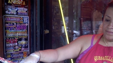 Matilde Herrera en plena tarea para crear sus tortillas. Ella se siente orgullosa de haber salido adelante con este local.