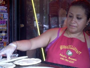 Matilde Herrera en plena tarea para crear sus tortillas. Ella se siente orgullosa de haber salido adelante con este local.