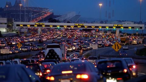 El tránsito que conduce a la plaza de peaje del puente San Francisco-Oakland Bay era más pesado que lo normal alrededor de las 5:30 de la mañana (1230 GMT) de hoy.