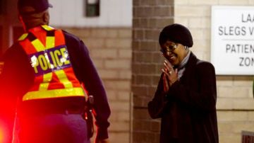 Winnie Madikizela-Mandela abandona el hospital en el que se encuentra su exesposo.
