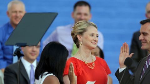 Kenia Castillo, de 13  años y estudiante del octavo grado en la escuela Luther Burbank en Highland Park, fue quien juramentó a Eric Garcetti como nuevo alcalde de Los Ángeles.