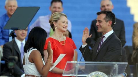 Kenia Castillo, de 13  años y estudiante del octavo grado en la escuela Luther Burbank en Highland Park, fue quien juramentó a Eric Garcetti como nuevo alcalde de Los Ángeles.