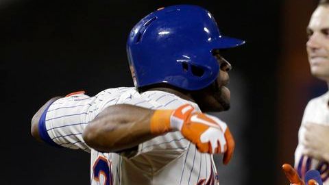Los Mets celebran el sencillo de Brown con el que ganaron el juego.