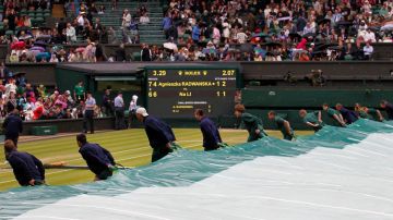 Las lonas volvieron a cubrir las pistas del césped sagrado de Wimbledon.