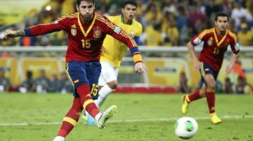 El defensa de la selección española, Sergio Ramos falla un penalti ante Brasil durante la final de la Copa Confederaciones