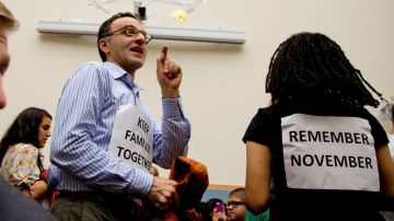 Manifestantes en el Congreso en contra de la postura de los republicanos sobre la reforma migratoria, les recuerdan que le "pasarán factura" al partido en las elecciones.