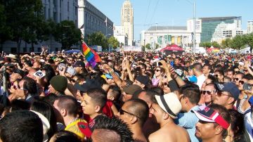Perspectiva de la multitud reunida en el escenario latino del festival de Orgullo Gay en San Francisco.