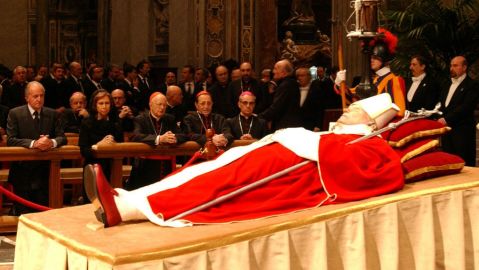 Imagen del velatorio de Juan Pablo II en el 2005, en la Basílica de San Pedro en El Vaticano.