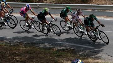 Contador (al frente) trabajó con su equipo para sortear las dificultades de la etapa cinco.