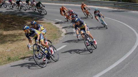 Contador (al frente) trabajó con su equipo para sortear las dificultades de la etapa cinco.