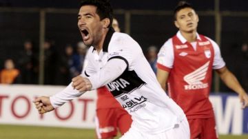 Juan Carlos Ferreyra del Olimpia de Paraguay festeja un gol contra el Independiente Santa Fé de Colombia