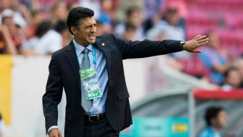 Sergio Almaguer, técnico de la selección mexicana sub-20, estuvo dando indicaciones todo el tiempo en el partido ante España
