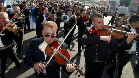Cientos de mariachis en la Plaza de Mariachi para celebrar la Virgen de Santa Cecilia, la patrona de todos los músicos.