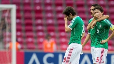 Los mexicanos Uvaldo Luna, Francisco Flores y Bernardo Hernández, se lamentan tras perder el partido ante 'La Rojita' en el último minuto.