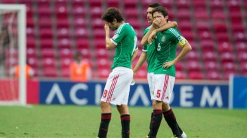 Los mexicanos Uvaldo Luna, Francisco Flores y Bernardo Hernández, se lamentan tras perder el partido ante 'La Rojita' en el último minuto.