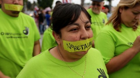 Un grupo de trabajadores  de Walmart y activistas comunitarios se manifestaron   frente a una tienda Walmart del bulevar Crenshaw, porque  dicen que la empresa los disciplinó injustamente.