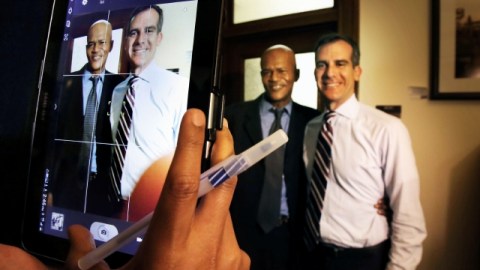 07/01/2013 - Los Angeles, Ca. - On his first day on the job, Mayor Eric Garcetti talks to his constituents (photo Ciro Cesar/La Opinion).