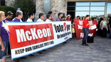 Grupos proinmigrantes protestan frente a la oficina del congresista republicano Buck McKeon, en Santa Clarita.
