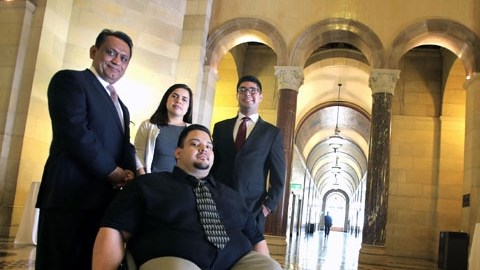 Ana Gómez, Pedro Ramírez (der.) y Alfonso Palacio, junto con el concejal Gil Cedillo (izq.), en el ayuntamiento de Los Ángeles.