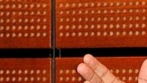 El presidente de Bolivia, Evo Morales, habla con los medios en el aeropuerto de Viena.