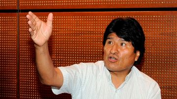 El presidente de Bolivia, Evo Morales, habla con los medios en el aeropuerto de Viena.