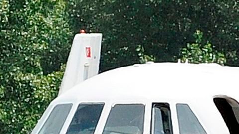 El presidente de Bolivia, Evo Morales, ingresa en su avión en Viena luego de que fuera devuelto a Austria porque varios países europeos prohibieron que volara su espacio aéreo.