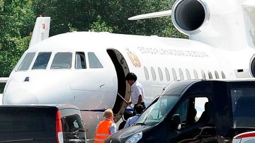 El presidente de Bolivia, Evo Morales, ingresa en su avión en Viena luego de que fuera devuelto a Austria porque varios países europeos prohibieron que volara su espacio aéreo.