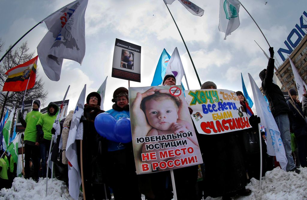Simpatizantes se manifiestan en Moscú a favor de la nueva ley que prohíbe la adopción de niños rusos por parte de personas gays.