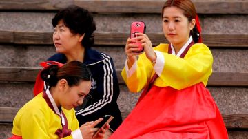 Un nuevo estudio reveló que el 14 % de los jóvenes estudiantes surcoreanos son adictos a los "smartphones".