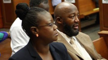 Los padres de Trayvon Martin, Sybrina Fulton y Tracy Martin, escuchan las declaraciones de uno de los testigos en el juicio contra George Zimmerman este miércoles en la corte en Florida.