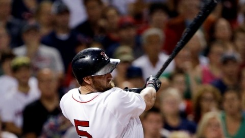 Jonny Gomes  batea el cuadrangular que  rompió la igualdad ayer en el duelo entre Padres y Medias Rojas en el Fenway Park de Boston.
